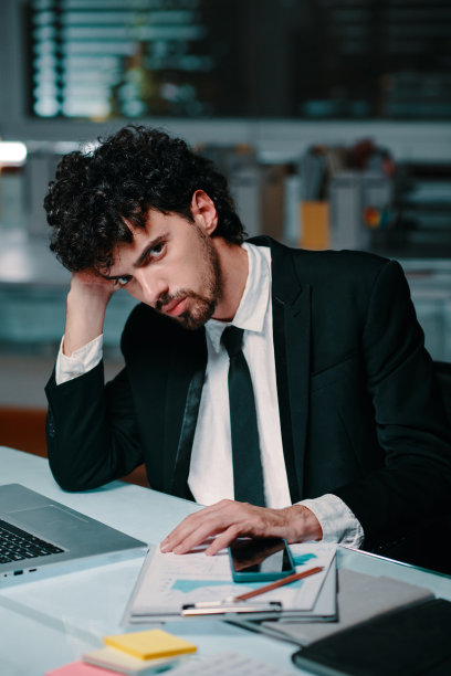 沉思的年轻商人图片下载