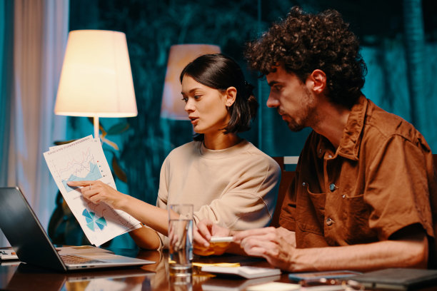 团队讨论公司成长图片下载