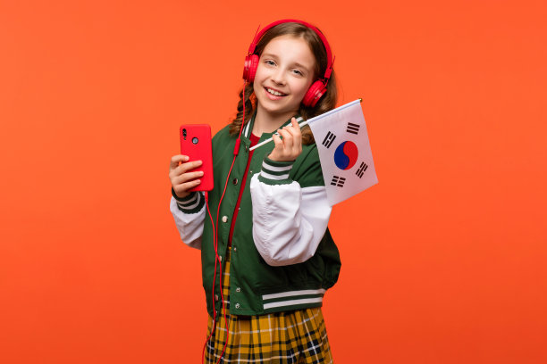 女孩举着小小的大韩民国国旗图片下载