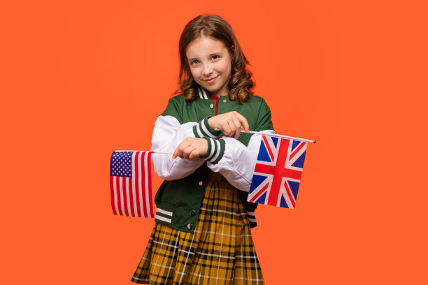 青少年手持英国国旗和美国国旗图片下载