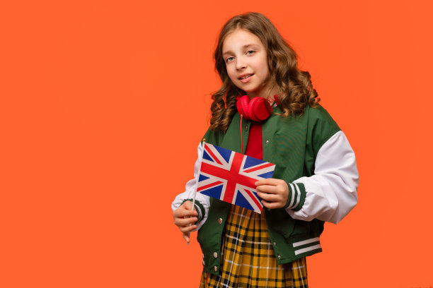 小女孩手持小英国国旗图片下载
