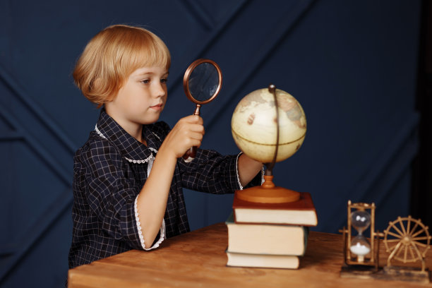 学习地球仪的女生图片下载