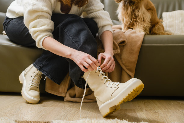 女孩在遛狗前系好鞋带。图片下载