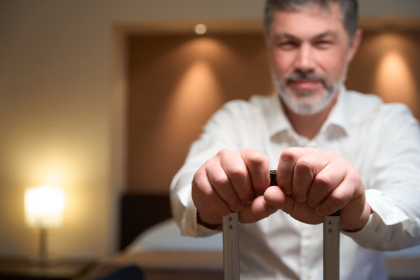 一个男人坐在床上的特写照片图片下载