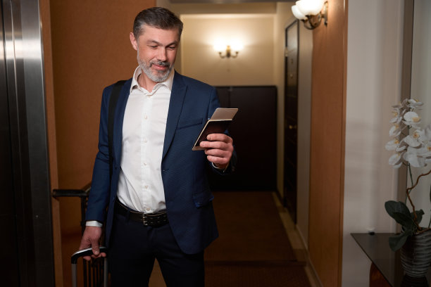 一个成年男子站在旅馆走廊里图片下载