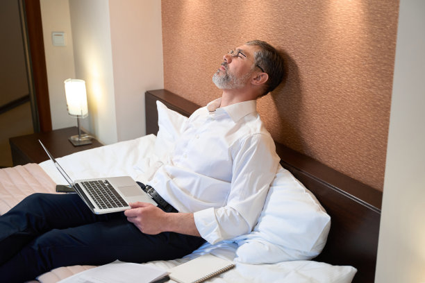 远程工作的人，工作时睡着了图片下载