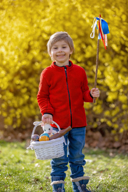 可爱的学龄前儿童，男孩，拿着手工编织的柳条鞭子，这是捷克复活节的传统象征，用于鞭打女孩和妇女接受鸡蛋图片下载