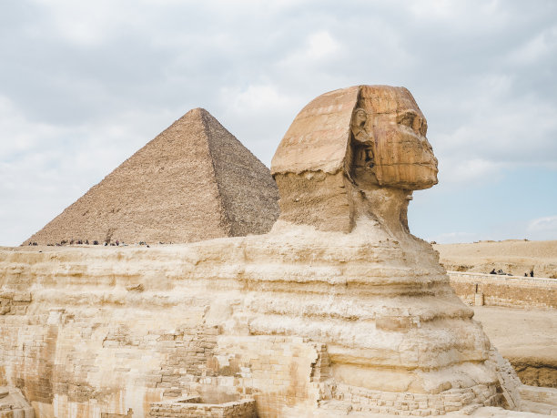 吉萨金字塔群，度假和旅行概念图片下载