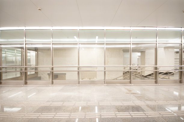 一个现代城市地铁站的大理石地板走廊图片下载