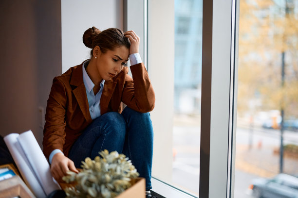 年轻的商人在被解雇后感到焦虑。图片下载