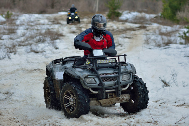 冬季在泥泞雪地中行驶的全地形车和无人驾驶汽车图片下载