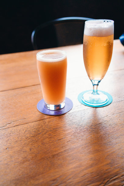 两瓶冰啤酒图片下载