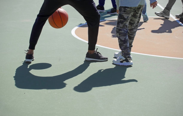 附近的篮球场上有年轻球员和影子图片下载