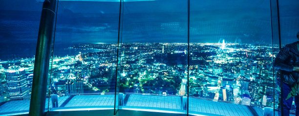 从高塔顶上俯瞰城市夜景。透过眼镜的城市灯光图片下载