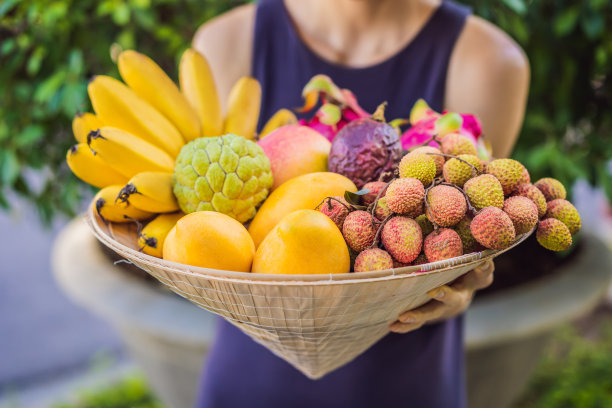 越南帽子里的各种水果。戴越南帽子的女人图片下载