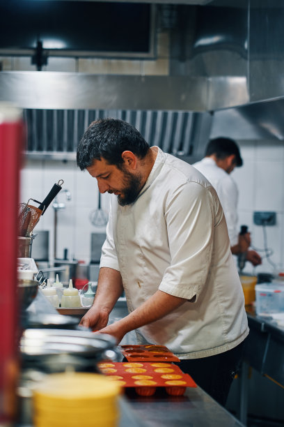 在专业厨房工作的厨师图片下载