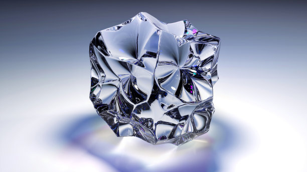 玻璃透明的石头在灰色的背景上，一块冰与光的反射作为抽象的背景。图片下载