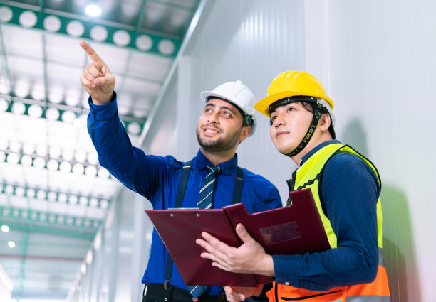 商务经理与仓库实验室工业工程师团队一起检查工厂的化学实验室仓库，以进行货物运输和物流运输业务图片下载