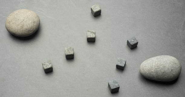 灰色的石头作为讲台背景图片下载