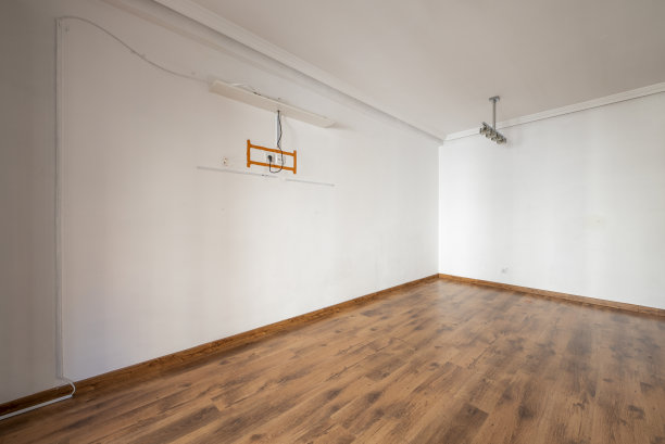空荡荡的房间，铺着木地板，天花板上有石膏模塑，踢脚板与地板相配图片下载