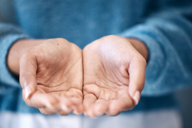 双手张开，慈善和支持与一个女人乞求帮助的工作室特写为人类分享。社区，贫困和捐赠，女性手掌请求援助，同情或善良图片下载