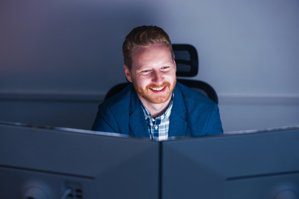 在办公室工作到很晚的普通商人图片下载