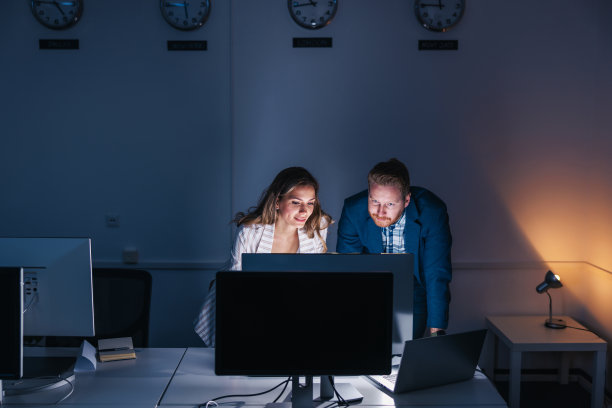 深夜在办公室工作的业务团队图片下载