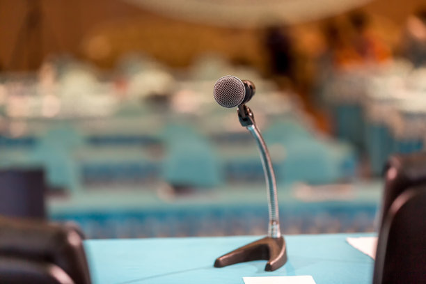 麦克风在音乐厅或会议室软和模糊风格的背景。图片下载