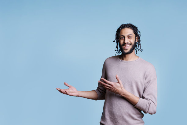 快乐的阿拉伯人用手指着右边图片下载