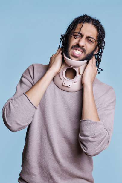 脖子受伤的阿拉伯人戴着颈套图片下载