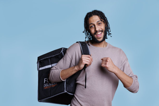 兴高采烈的送餐员背着保暖背包站在那里图片下载