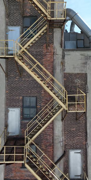 一座高大的砖砌建筑的外部景观，以防火楼梯为特色。威廉堡，安大略。图片下载