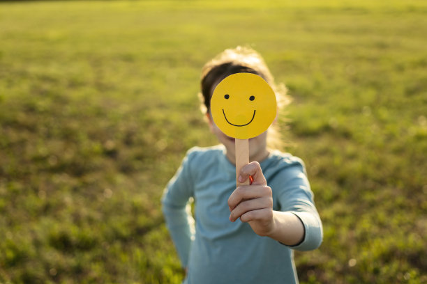 认不出来的孩子拿着表情符号微笑掩面图片下载