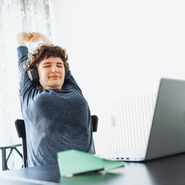 少女累了电脑伸展图片下载