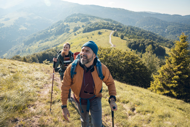 中年夫妇在山上远足图片下载