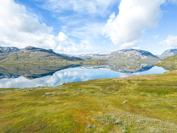 壮观的无人机视图的山脉和湖泊景观在挪威，反射在水面上图片下载