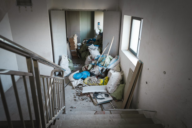 满是垃圾的走廊图片下载