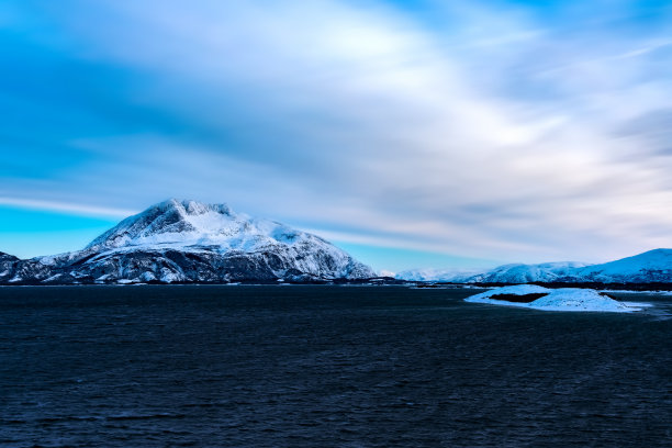 挪威，诺德兰，挪威海上的蓝时雪山图片下载