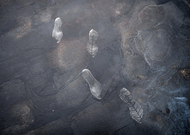 凌乱的脚印图片下载