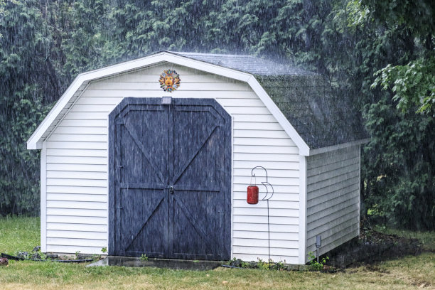 后院花园和公用设施棚遭受暴雨袭击图片下载