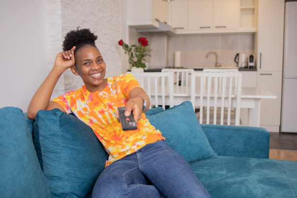 女人在家里欣赏她最喜欢的电视节目图片下载