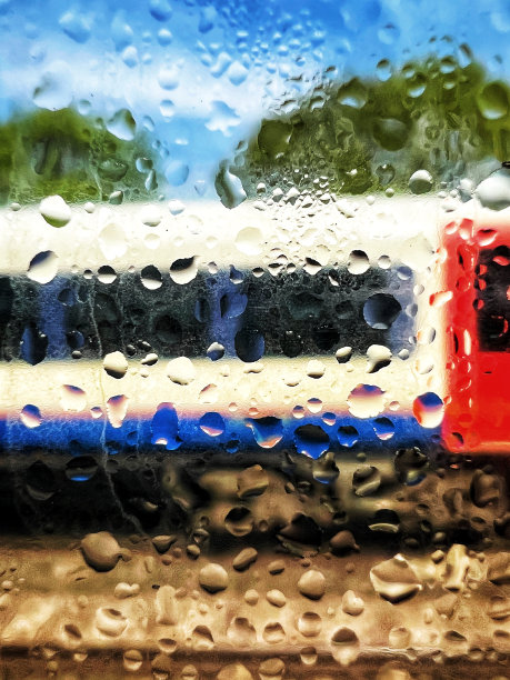从下雨的窗户看火车车厢的抽象视图图片下载