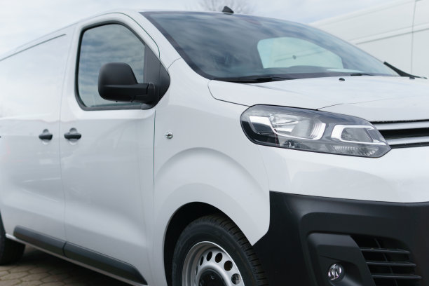 停着的白色货车图片下载