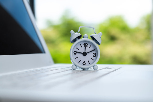 笔记本电脑键盘上的闹钟图片下载