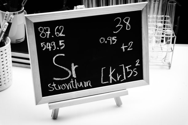 黑板上的锶和符号化学结构式图片下载