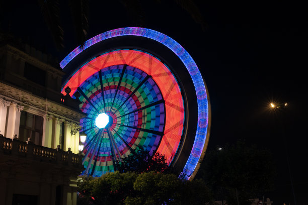 La Coruña. Bright patterns of lights from the Ferris wheel in the night city at a long shutter speed of the camera.图片下载