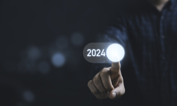 商人感动地打开了2024年的开关，圣诞快乐，新年快乐的概念。图片下载