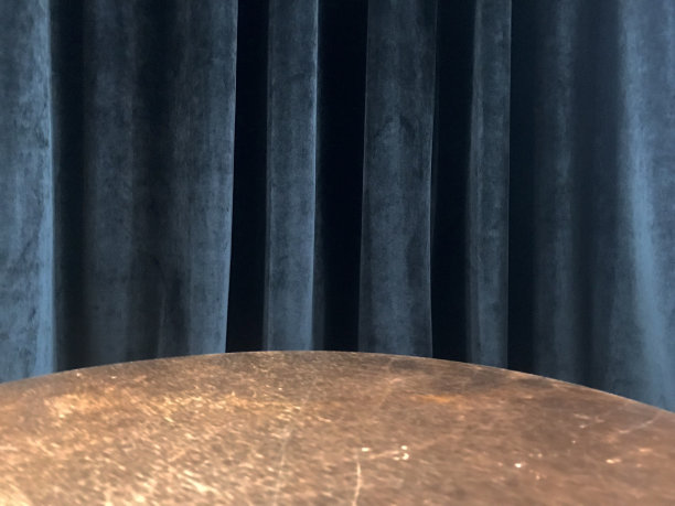 舞台与窗帘和黄铜地板图片下载