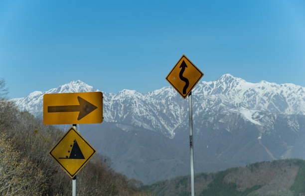 北阿尔卑斯山和路标图片下载