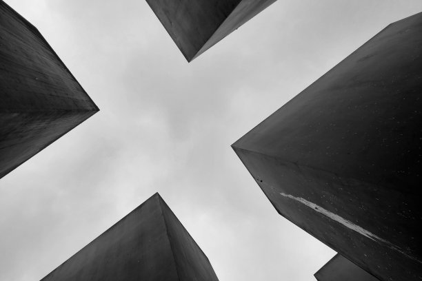 灰色混凝土墙的自下而上视图。图片下载